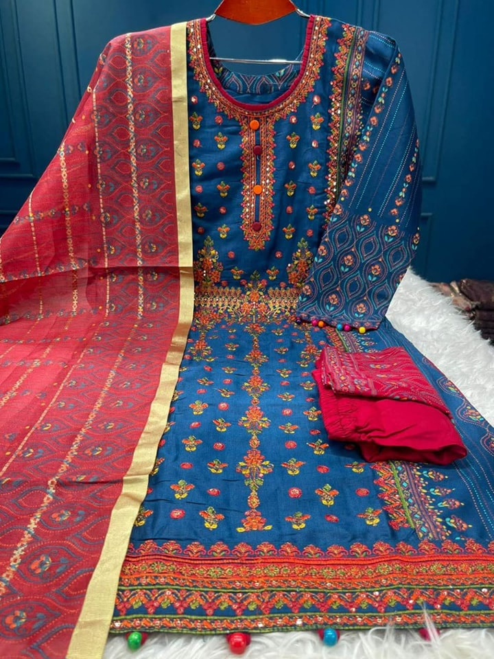 চিনিগুরা কটন এ হাই-কোয়ালিটি স্ক্রিন-প্রিন্ট এর সাথে এমব্রয়ডারি+ সিকোয়েন্স কাজ করা